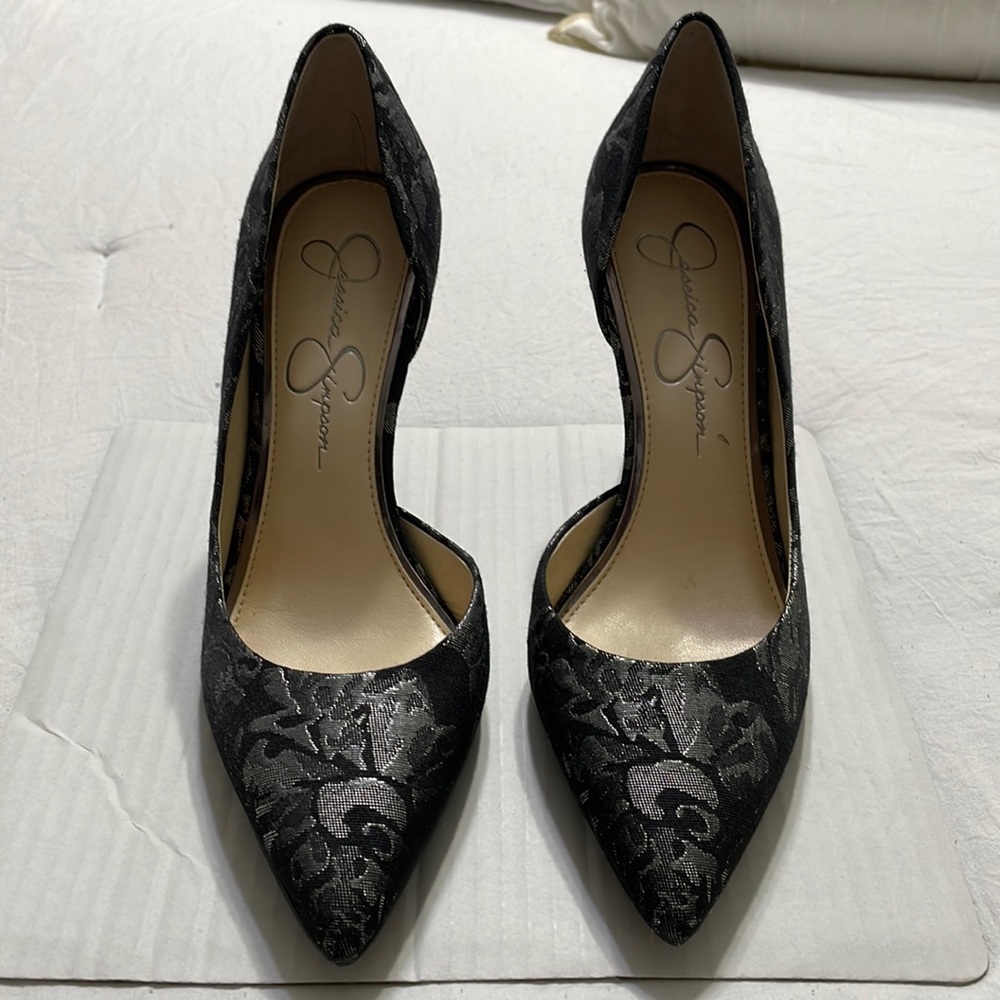 7.5 Jessica Simpson closed toes heels
